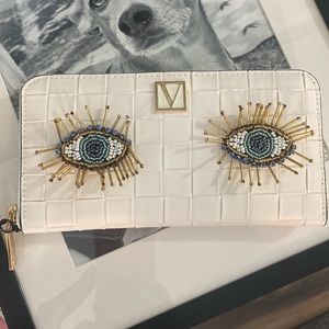Eye catching white wallet VS